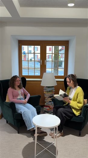 Bibliothek Zug on Instagram: "Hörerlebnis mal anders😂✨ Kein Hörbuch? Einfach live vorlesen lassen oder direkt die Onleihe-App downloaden und kostenlos Hörbücher ausleihen.📖🎧 Bist du Team Hörbuch oder Team Buch? Wir sind gespannt.🤗 #bibliothekzug #library #audiobooks #bookstagram #libraryzug"