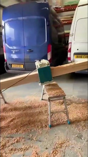 Holz glätten mit der Hobelmaschine: Wie Handwerk Tradition und Präzision verbindet