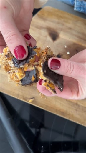 Sofie|Skåne Ugc-kreatör on Instagram: "Tänk vad enkelt det är att göra egna corny hemma! Jag antar att det inte bara är mina barn som älskar de 😄 Tur att man enkelt kan göra en nyttigare variant 🙂 Och man kan ju egentligen ta vilka ingredienser man vill ha efter tycke och smak. Jag hade ca: 5 dl cornflakes 5 dl havregryn Kör 5 min i airfryer eller ugn. Blanda under tiden: 8 dadlar och 3 msk vatten som kokar upp 2 msk jordnötssmör 2 msk kokosolja 2 msk honung Blanda det sen med cornflakes och