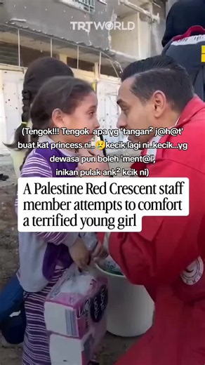 Seorang petugas kemanusiaan menenangkan seorang kanak-kanak perempuan yang KET4KUTAN sehingga TIDAK MAMPU bergerak ketika bersiap untuk melalui laluan pemindahan paksa berhampiran kedudukan tent*ra srael. Walaupun berada dalam keadaan yang penuh risiko, petugas itu melutut di hadapannya sambil memberikan kata-kata semangat dan ketenangan, menghadirkan seketika rasa selamat di tengah-tengah suasana yang men4kutkan. Pertubuhan kemanusiaan terus memberi amaran bahawa ratusan ribu kanak-kanak di G4.