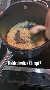 So gelingt dir Mehlschwitze immer 🤍 Einfach & gelingsicher: Das ist so ein richtiges Mama Basisrezept von mir, das man für fast jede Soße verwenden kann. Egal ob Gemüserahm, oder Bratensoße. Ganz wichtig: Erst Zwiebeln in Butter glasig werden lassen, dann das Mehl dazu, dann Flüssigkeit. Zum Schluss die Soßeneinlage, wie z. B. Gemüse. So mache ich meine Mehlschwitze: • Herd auf mittlerer Hitze • 1/2 Zwiebel fein würfeln • In 2 EL Butter glasig anschwitzen • 1 EL Mehl dazugeben • Ca. 2 Minuten r