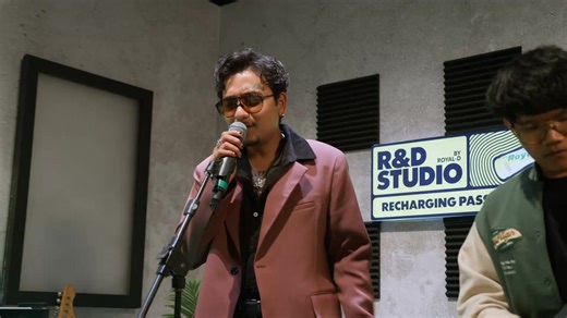 Valentine လေးမှာ DoubleJ ရဲ့ Smile လေးနားထောင်ပြီး ဖြတ်သန်းလိုက်ဦး💓 R&D Passion Connect with JCZ မှာ DoubleJ ကတော့ “အဟောင်း ဒါပေမယ့် ရွှေ” ဆိုတဲ့အတိုင်း “Smile” သီချင်းကို Passion Connect Version နဲ့ အားလုံးကိုဆိုပြလိုက်ပြီနော်……. #RNDStudio #RNDStudioByRoyalD #RechargingPassionEveryday #PassionProgram #DoubleJ #RNDPassionConnectWithJCZ | R&D Studio