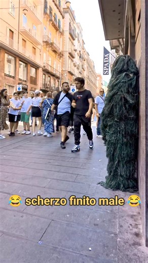 3.5M views · 10K reactions | Pianta scherzo Napoli  #paura #humor #scherzo #bushman #bushmanprank #prank #pranks #reaction #fyp | Okkidilupo Antonio | Facebook