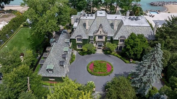 See inside the suburban mansion that set a Chicago-area record with its sale price