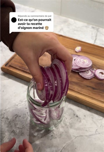 Réponse à @pat c’est tellement simple à faire et ça ajoute une belle touche aux salades 🥗 Pour mes oignons marinés, je prends 1 oignon rouge, 1/4 de tasse d’eau bouillante, 1/4 de tasse de vinaigre et 1 tbsp de sucre. Je mélange le tout et je mets ça au frigo jusqu’à temps de les manger (minimum 15 minutes)! #oignonsmarinés #pickledonions #sansgluten #sanslactose #recettefacile