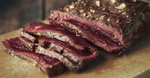 É sangue? O que é o líquido vermelho que escorre da carne mal passada?