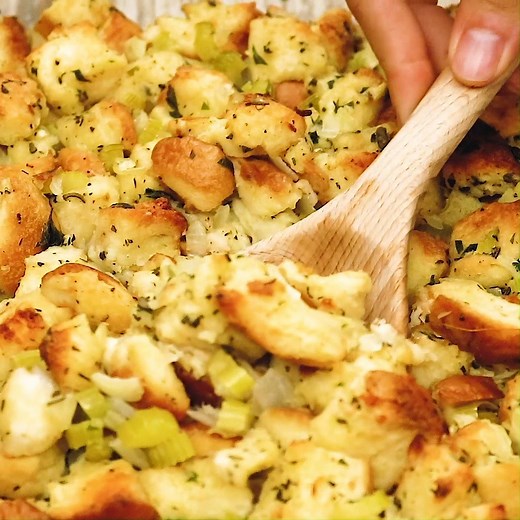 The best Classic Stuffing recipe made with bread, onion, celery, butter, and fresh herbs for Thanksgiving. RECIPE: https://www.the-girl-who-ate-everything.com/classic-stuffing-recipe/ | The Girl Who Ate Everything