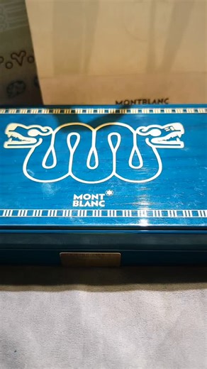 Presenting a unique writing gem from Montblanc's high-end series THE PATRON OF ART 4810 ! Moctezuma I was crowned ruler of the great Aztec Empire in 1440, thereby ushering in the golden age of the Aztecs. During his reign, he shaped the image of the Aztec state that we are familiar with today – a state rich in culture and mythology. The capital city Tenochtitlán, today’s Mexico City, blossomed under his rule. The Montblanc Patron of Art Homage to Moctezuma I Limited Edition 4810 with signature g