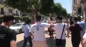 Vidéo : la célèbre chanson d'Abdelkrim Dali "Saha aidkoum" en version hirak entonnée près de la Grande Poste d'Alger Crédit vidéo : Algerie360.com | Algerie360.com