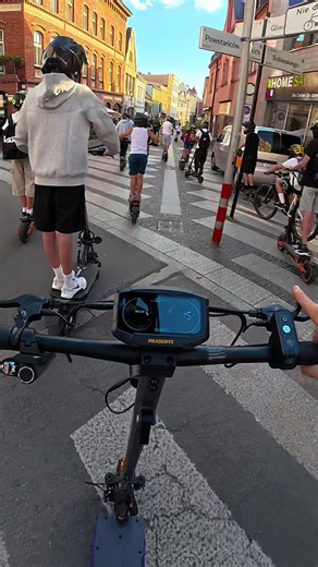 Jedziemy na zlot na ausomie k20 pro #kukirin #ausom #hulajnoga #hulajnogaelektryczna #ebike Film został stworzony przy pomocy sztucznej inteligencji nie naśladuj ukazanych w nim zachowań