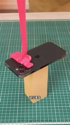 Maman a fabriqué la coque de téléphone de Cristiano Ronaldo 📱😨 #shorts