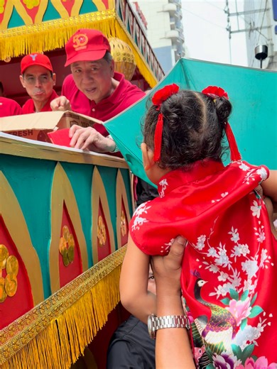 MAY RED ENVELOPE NA SI BABY GIRL! 🧧 Inabutan ng angpao ang isang batang babaeng naka-Chinese dress para sa selebrasyon ng Chinese New Year ngayong araw sa Manila Chinatown Grand Parade sa Binondo.