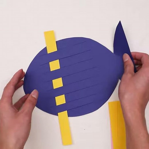 画用紙を使ってきれいな模様のお魚さんを作ってみよう