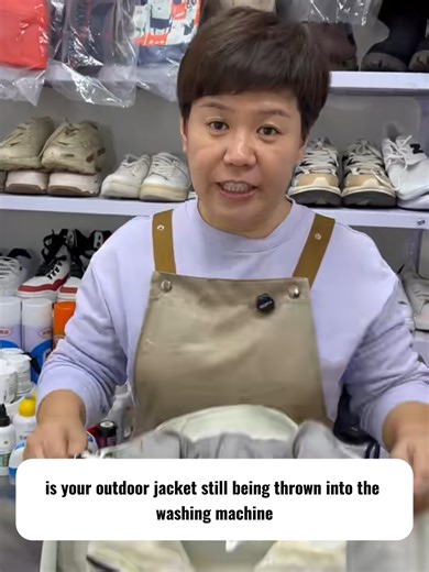 Stains on outdoor jackets can be stubborn — everyday dirt and sweat buildup on collars is especially hard to clean. But Hongjie shares a simple and effective home trick to make it easy! 🧥✨ #EasyStainRemoval #PracticalTips #ProfessionalLaundry #OutdoorJacketCleaning #OutdoorJacket