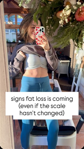 🔥 If the scale hasn’t changed, it does NOT automatically mean fat loss isn’t happening. I know you want to see a number change, but fat loss almost ALWAYS starts before the scale reflects it. Here are signs fat loss is coming, even if the number hasn’t moved yet: 💧 Less morning puffiness or bloating water retention and inflammation often drop first (this is why when you start a deficit you usually see a big woosh) → do this: keep hydration consistent, do not suddenly cut carbs, prioritize slee