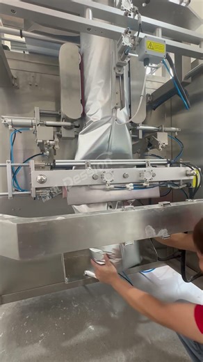 5kg Wall Putty Powder Packaging Machine #packagingmachinery #packagingmachine #packingmachine