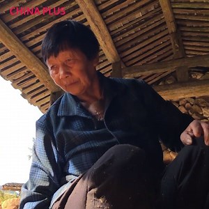 Living in a small and tranquil village, people in the Zeya Mountains in Wenzhou still practice traditional papermaking techniques. They cut down bamboo from the mountains and soak it in limewater for six months. After the bamboo is soft and rotten, it can be used to make paper. #CharmingWenzhou | China Plus America