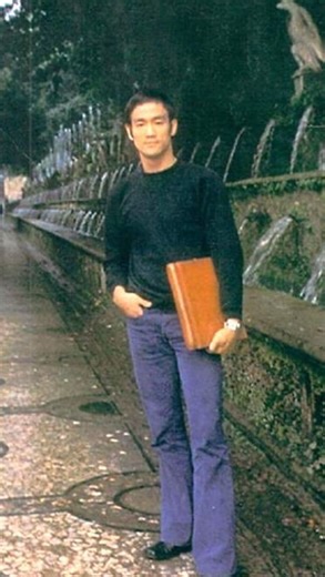 Cultext | 컬트 on Instagram: "1973년 개봉한 “용쟁호투"는 이소룡의 유작이자, 그를 세계적인 아이콘으로 확정지은 영화다. 영화 초반, 소림사 사원에서 사부와 나누는 대화와 시범 장면은 액션을 위한 장치라기보다 그의 무술관을 직접적으로 제시하는 선언처럼 배치된다. 기술을 겨루는 장면보다 ‘어떤 상태로 싸우는가’를 먼저 묻는 이 구조는 당시 무협 영화에서는 드문 접근이었다. 실제로 이 장면에서 언급되는 개념들은 이소룡이 생전에 인터뷰와 노트에서 반복해온 사유와 겹친다. 형식화된 기술을 거부하고, 상황에 반응하는 자유로운 상태를 이상으로 삼는 태도 말이다. 이소룡, 즉 Bruce Lee가 남긴 삶의 철학은 단지 무술의 기술을 넘어서, 하나의 존재 방식으로 읽힌다. 그의 말 중 가장 유명한 것은 “Be like water, my friend.” 즉 "물처럼 되어라, 친구여.”라는 표현이다. 물은 형태가 없다. 컵에 담기면 컵이 되고 병에 담기면 병이 된다. 어떤 그릇