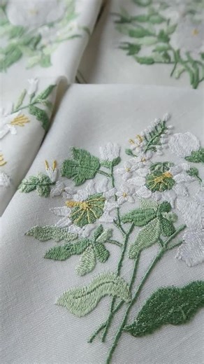 Not all vintage embroidery is created equal. The finest pieces require real artistry, time and skill. This Italian set by Baroness Rapisardi is exactly what we look for — craftsmanship and beauty, perfectly aligned. #Rapisardi #VintageLinens #HandEmbroidery #LuxuryLinens #ThingsMostDelightful | Things Most Delightful