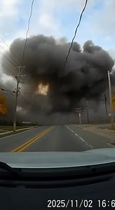 DASHCAM CAPTURES UPS CARGO PLANE CRASH NEAR LOUISVILLE (November 4, 2025 — Louisville, Kentucky) A routine cargo flight turned into a terrifying scene near Louisville, Kentucky, when a UPS cargo jet crashed shortly after takeoff, with the dramatic moment captured on a nearby vehicle’s dashcam. According to initial reports, the aircraft — a UPS cargo jet identified as Flight 2976, a McDonnell Douglas MD-11 — had just departed when something went wrong moments into the climb. Witnesses in the area