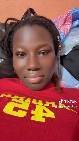 Depuis toute petite ‚j'ai toujours eu ce rêve d'apporter la joie, et l'amour autour de moi. Ce n'est pas quelque chose que j'ai appris , c'est un don que Dieu a mis dans mon cœur ❤️ Aujourd'hui, je ne fais pas ça pour me faire voir, ni pour qu'on me dise merci . Je le tais pour Dieu , parce que ce que je fais je veux que ce soit pour lui . Pas besoin d'être riche pour aider . Parfois, un simple geste, un sourire, une parole douce peuvent redonner la joie 🥹 Quand une personne retrouve le sourire