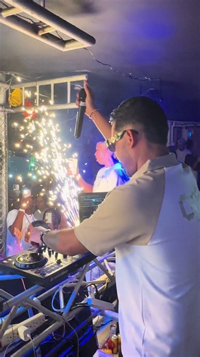 Explosión Latina con Gregory Producciones