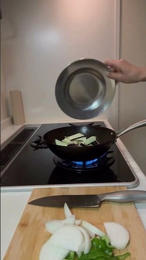 残っていたナス、にんじん、ピーマン、タマネギの甘辛味噌炒め