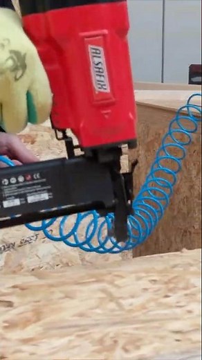 Cum se fixează rapid plăcile din OSB pe lemn? E simplu, cu un Capsator Pneumatic Profesional Alsafix