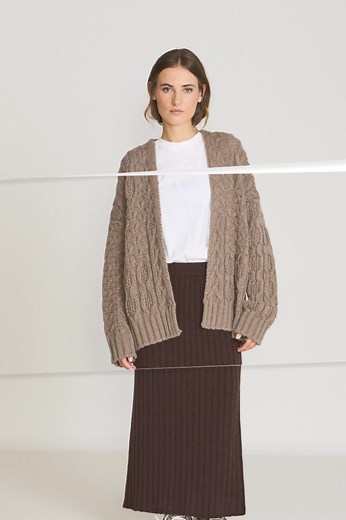 A relaxed and modern look. Voluminous pieces, stripes, ribbing and braids in wool and alpaca. | INDI & COLD
