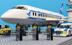 乐高特警队定格动画-机场飞机抢劫案 ✈