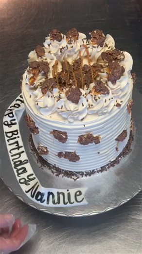 Turtles and caramel ice cream cake! #cake #homemade #fyp #baker #icecream #icecreamcake #cakedecorating #cakes #foryou #butterdreamcakes