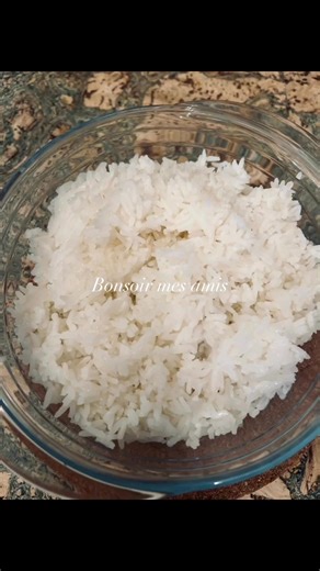 Filets de saumon avec une sauce hollandaise , de la salade variée vinaigrette et du riz # @ | Savarine Sall