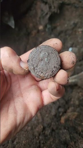 mystery Treasure Found! Digging Down i wounder what is inside