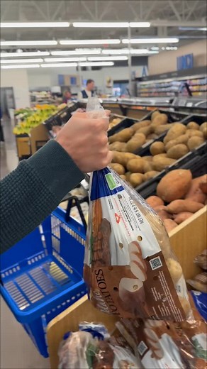 OK, let’s break down that massive bag of potatoes you’re grabbing. 🤔🤔 A) It may seem like a good deal right now, but how many servings are you really making? Beforebuying in bulkbulk, count how many mouths you really need to feed this holiday season. Food waste is a huge contributor to landfill waste. B) Consider that those potatoes are wrapped in plastic, and that plastic will also end up in a landfill. Opting for individual, unwrapped produce is a great way to reduce waste. Send this to some
