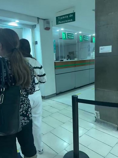 2.4M views · 11K reactions | #VIRAL | SESIÓN DE BESOS EN EL IMSS MIENTRAS PACIENTES HACEN FILA Mientras la fila de espera en el IMSS es larguísima, algunos trabajadores decidieron "aprovechar el tiempo" en plena jornada… pero para besarse. Ocurrió en la clínica FM28 del Valle, y el video ya está circulando en redes. | Amanecer de Tulum | Facebook