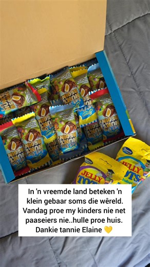 In 'n vreemde land beteken 'n klein gebaar soms die wêreld. Vandag proe my kinders nie net paaseiers nie..hulle proe huis. Dankie tannie Elaine 💛 #saffa | Saffa Kiwi Mamma