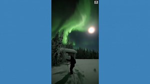 Skiers enjoy aurora borealis in Finland