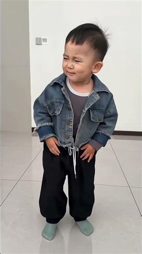 Music on, cute baby’s dance show starts