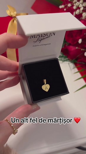 Un 𝐦𝐚𝐫𝐭𝐢𝐬𝐨𝐫 cu inițiala deosebit și 𝐞𝐥𝐞𝐠𝐚𝐧𝐭 care poate fi prins pe piept sau pe manseta bluzei iar în timpul anului poate fi purtat pe lănțișor. Mărțișorul vine insotit direct cu ac de prindere in 𝐜𝐮𝐭𝐢𝐮ț𝐚 𝐝𝐞 𝐛𝐢𝐣𝐮𝐭𝐞𝐫𝐢𝐢 𝐌𝐚𝐢𝐬𝐨𝐧 𝐒𝐭𝐞𝐩𝐡𝐚𝐧𝐢𝐞. #maisonlastephanie #martisor #1martie #martisoare