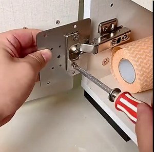 Hinge Repair Plate, 4Pcs Stainless Steel Bracket Cabinet Repair Kit with Mounting Screws, Hinge Mounting Plate Adapts to Hinge Cups of Different Sizes