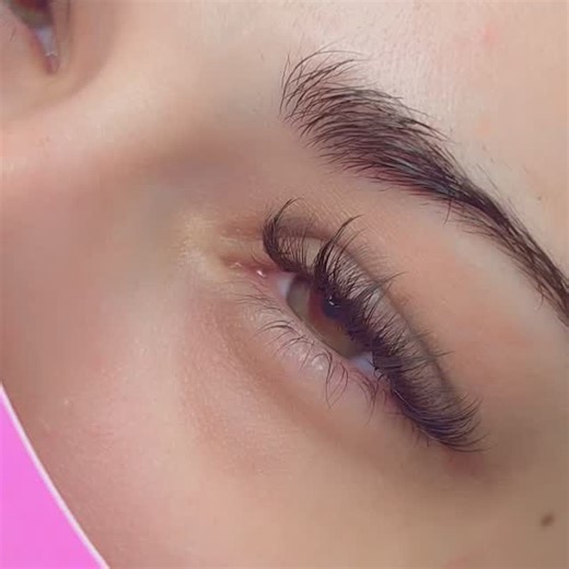 Prothésiste ongulaire et technicienne ciliaire diplômée on Instagram: "✨Extension de cils volume russe avec un effet plumes qui fait un regard juste canon✨#lashes #lashextensions #tendance #trend #foryou"