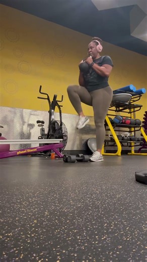 Quick full body workout . 4 rounds. 3 moves . 25minute high incline walk. #walking #fullbody #lady