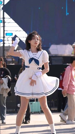 小风随机舞蹈《Russian Roulette》#谁能拒绝天津欢乐谷的甜妹 #天津欢乐谷 #随机舞蹈 #russianroulette #韩舞翻跳