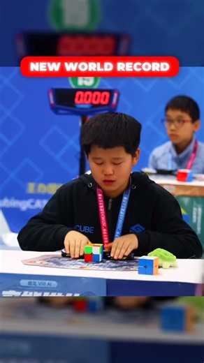 neanto (rubik's cube) 🇨🇵 on Instagram: "Ziyu Ye (叶梓渝) bats le nouveau record du monde de 2x2 avec un temps de 0,39 secondes ! #rubikscube #speedcubing #worldrecord #2x2 #gancube"