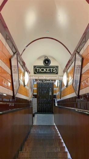 This is one of the coolest 1940s cocktail bars in London🍸 Hidden beneath Kingly Street, Cahoots brings post-war London to life with vintage decor, live music, and cocktails served in a tube carriage. It’s like stepping into a time machine 🕰️ Mind the gap and enjoy the ride! ✨ 📍 @mrfoggsgb, Cahoots underground #londoncocktailbar #soholondon #londonnightlife #londonlife #hiddenlondon #londonbar #explorelondon #londonpubs #london #londra #londonhiddengems #hiddenbarlondon #speakeasybarlondon #sp