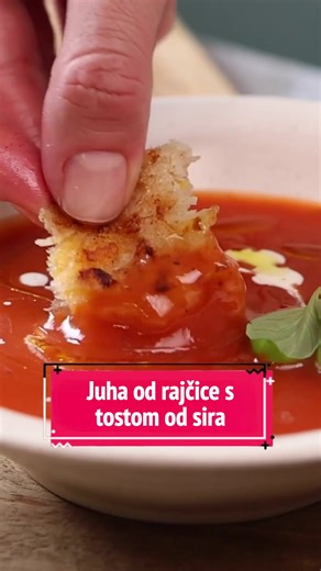 Malo stvari ide zajedno tako dobro kao topla juha od rajčice 🍅 i hrskavi tost sa sirom. 🧀🍞 Sastojci (za 2 osobe): 1 O’Plant juha od rajčice Classic 🥫 4 ploške kruha 🍞 2 ploške zrelog cheddar sira 🧀 maslac 🧈 Za posluživanje: maslinovo ulje 🫒 kiselo vrhnje 🥄 svježi bosiljak 🌿 👩‍🍳 Priprema 1️⃣ Juhu protresite, otvorite i ulijte u posudu. Zagrijavajte uz povremeno miješanje, ali pazite da ne zavrije. 2️⃣ Na plošku kruha stavite naribani cheddar (pazite da sir ne prelazi rubove). Poklopit