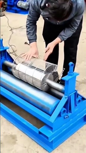 Forming curves on wire mesh using a manual roll machine #shorts