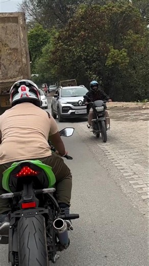 Jaise hi ZX10R road pe aayi… logon ka neck turn automatic ho gaya 😎🔥#kawasaki #kawasakininja #zx10r