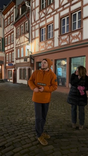 Best of Mainz - Wein & More | Kirschgarten29 on Instagram: "Vor genau einem Jahr hat unser Tourguide & Werkstudent Jannik seine Generalprobe vor dem gesamten Team absolviert – intensiv vorbereitet, gemeinsam geschärft, mit Bravour bestanden. 💪 Denn bei Best of Mainz entstehen unsere Touren nicht zufällig: Konzepte, Inhalte und Abläufe werden im Team entwickelt, getestet und immer wieder feinjustiert. Qualität ist für uns kein Zufall – sondern das Ergebnis echter Zusammenarbeit. Gefeiert wurde d