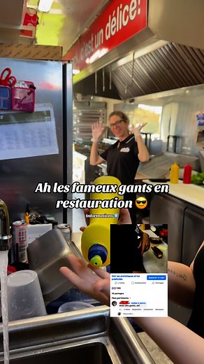 📍 Cantine O’ P’tit Snack – Saint-Liboire & Victoriaville⏰ Ouvert tous les jours de 11h à 20h ⸻Ah les fameux gants en restauration 🧤On pense souvent que les gants sont synonymes de propreté… mais en restauration, ce n’est pas toujours le cas!👉 Selon les normes de salubrité du MAPAQ (Québec), le port de gants n’est pas obligatoire. Ce qui est exigé, c’est de se laver les mains fréquemment et correctement 🧼💦. Pourquoi? Parce que des gants mal utilisés peuvent en fait transporter plus de bactér